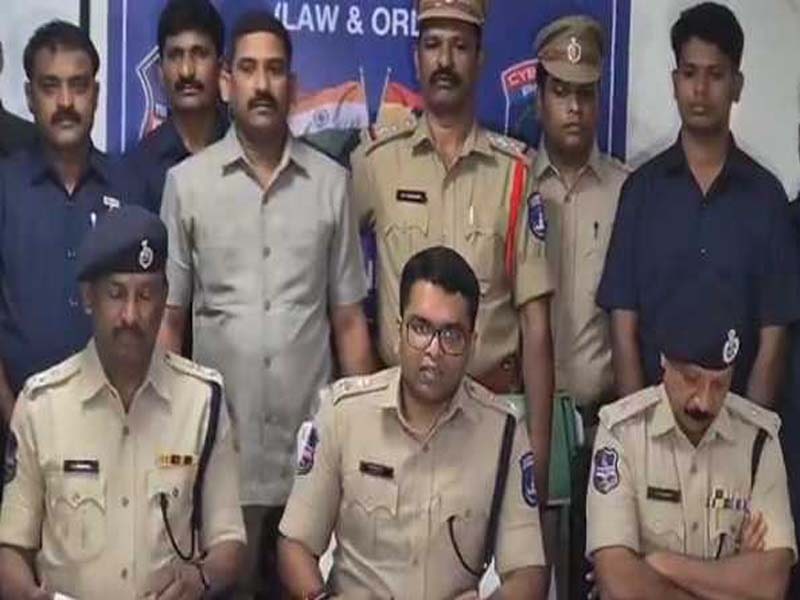 Police confiscate 620 grams of heroin and arrest three narcotics dealers.