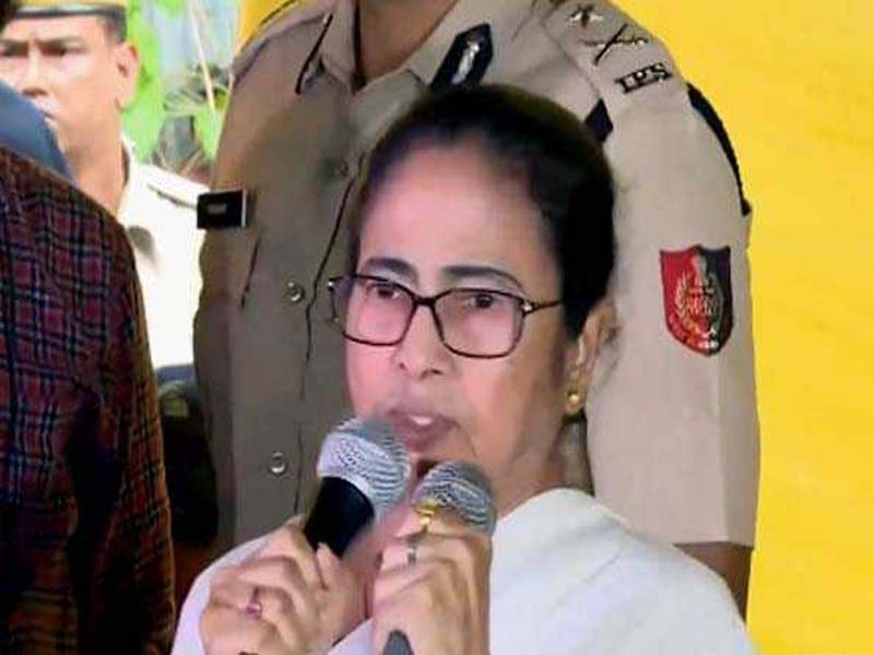 Mamata unexpectedly visits a protesting doctor’s site in Kolkata and urges them to get back to work.